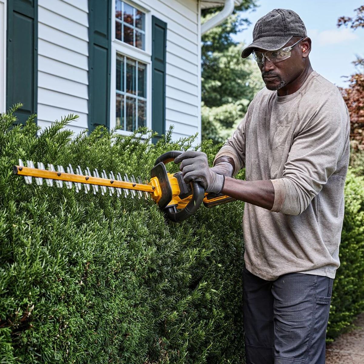 Dewalt DCMHT573X1-GB 54V XR FlexVolt Brushless 65cm Hedge Trimmer with 1 x 9.0Ah Battery & Charger