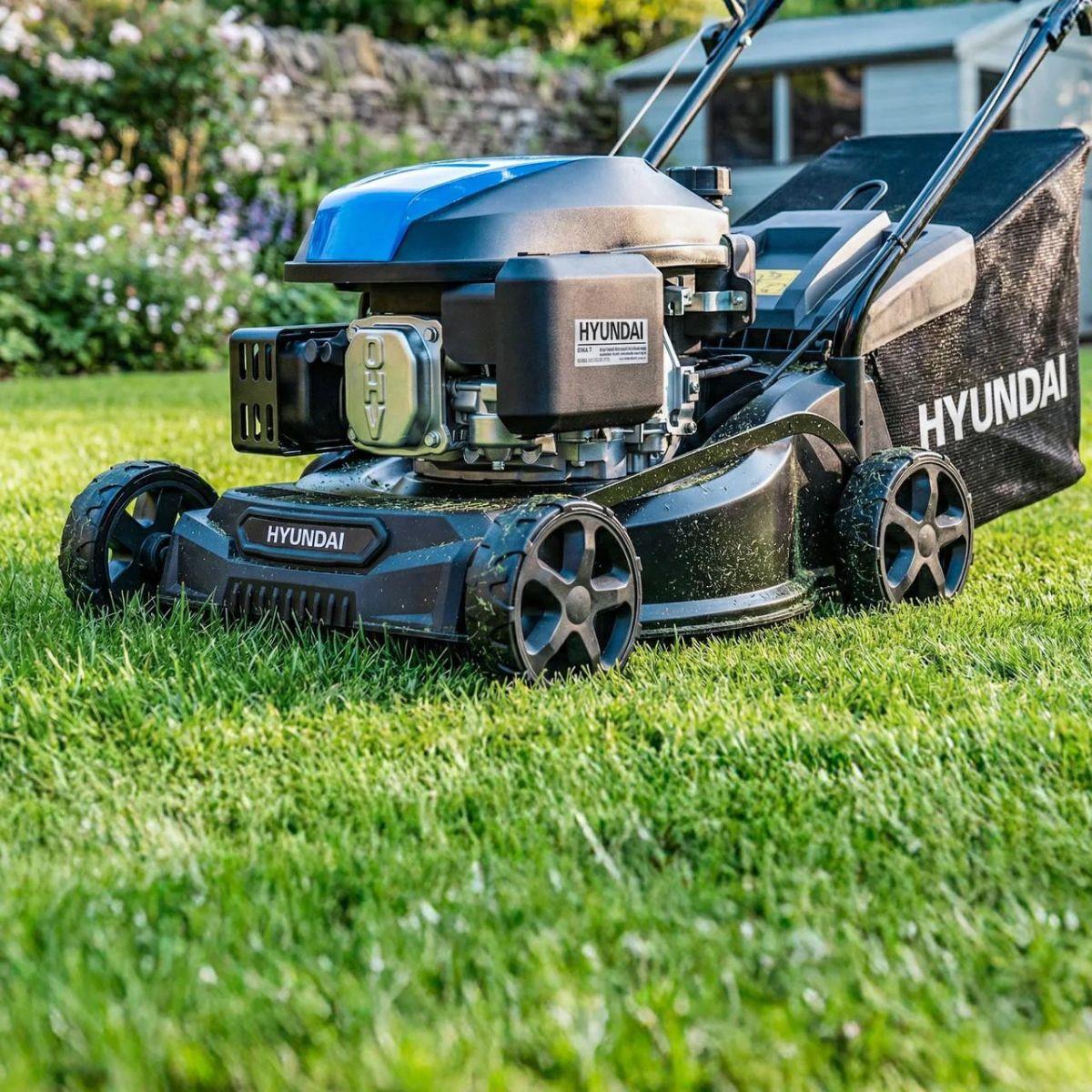 Hyundai HYM16130PX 139cc 40cm Hand Push Petrol Lawnmower & Hand Push