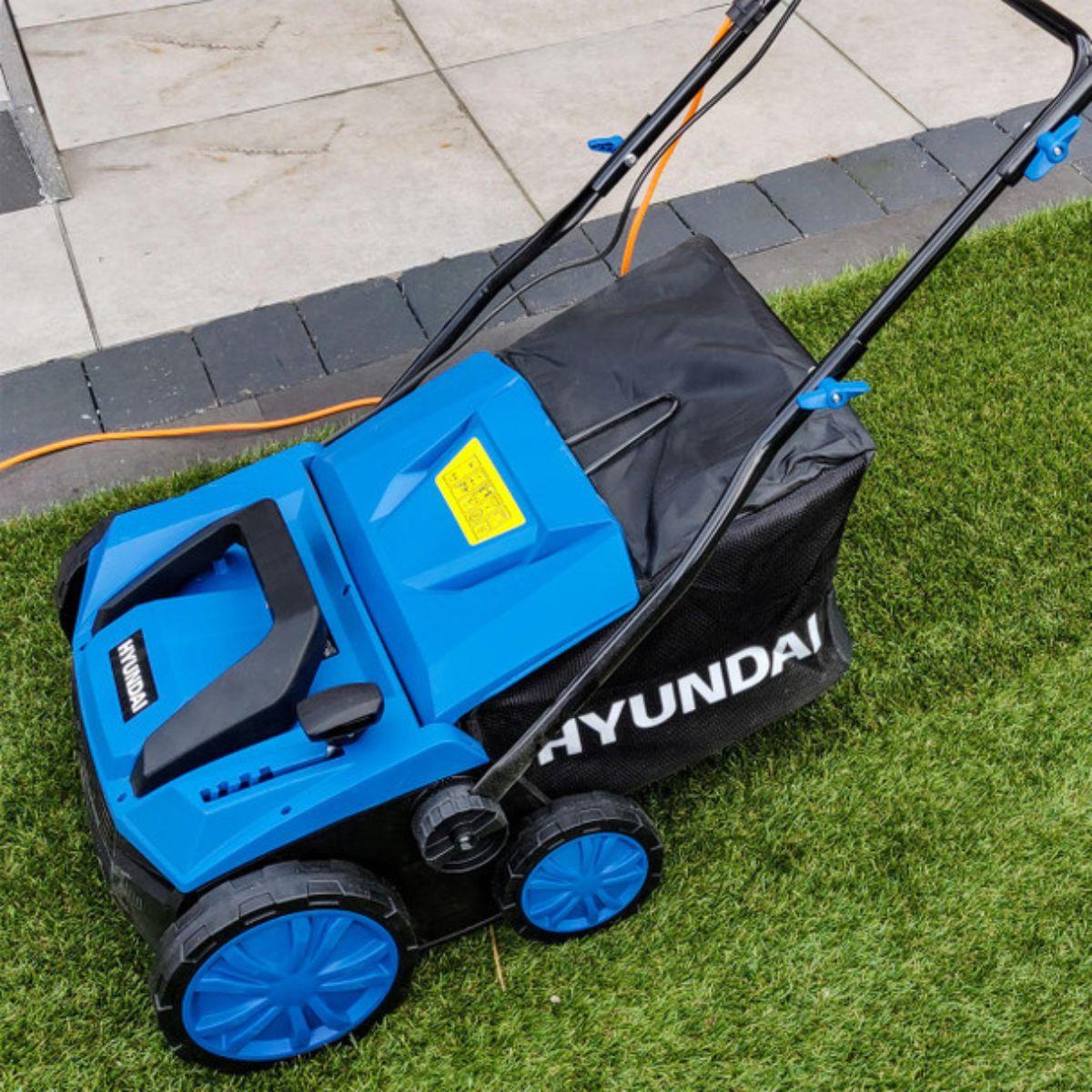 Hyundai HYSW1600E 38cm Artificial Grass Sweeper Multi-use Brush 45L Collection Bag 230V/1600W