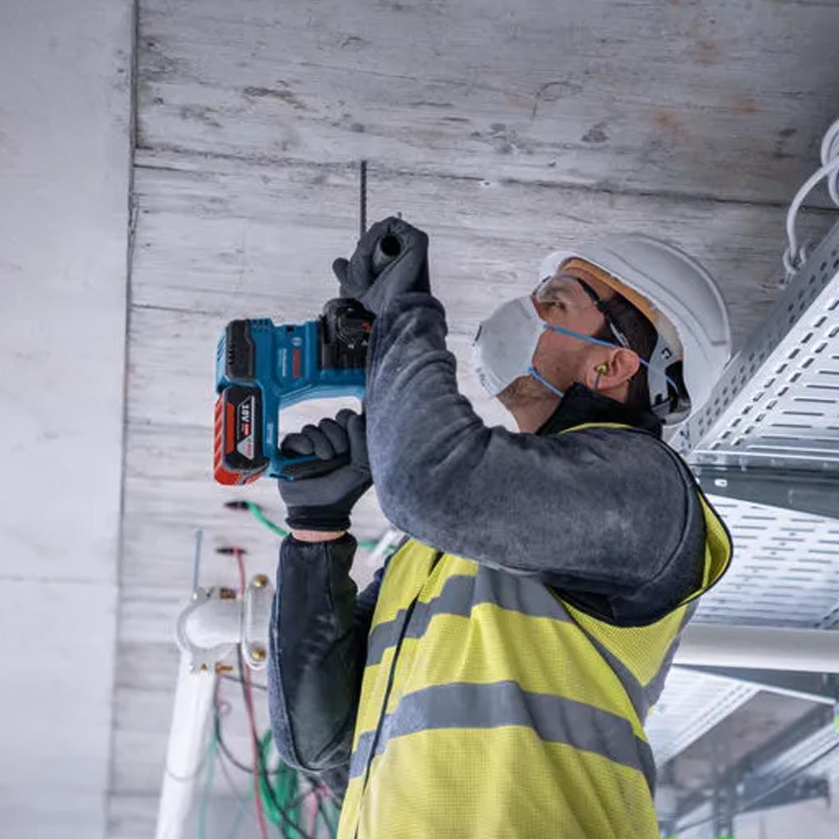 Bosch GBH 18V-22 18V Brushless SDS-Plus Rotary Hammer Drill with 1 x 5.0Ah Battery, Charger & Case