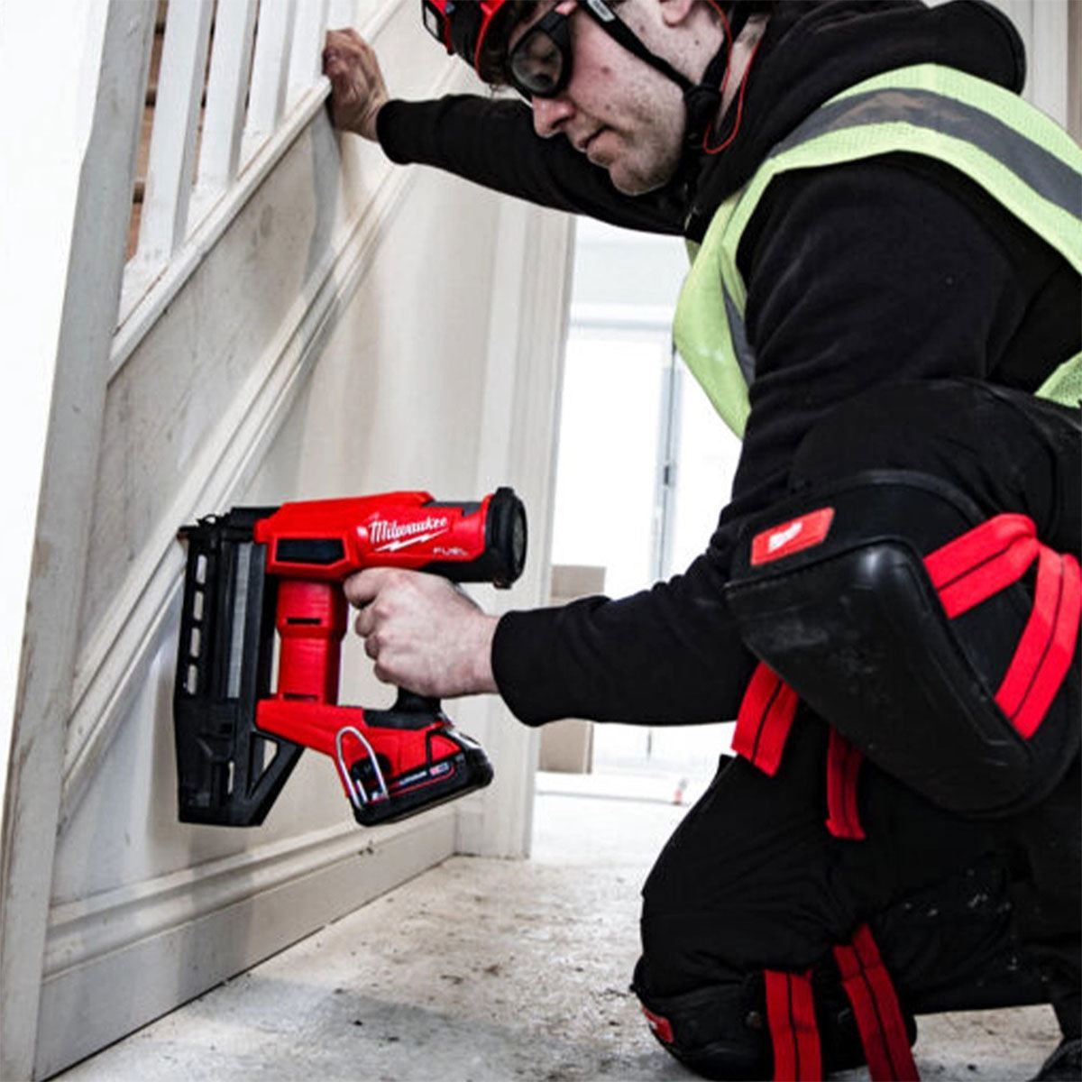 Milwaukee M18FN16GS-0X 18V Brushless 16G Straight Finish Nailer with 1 x 2.0Ah Battery Charger & Case