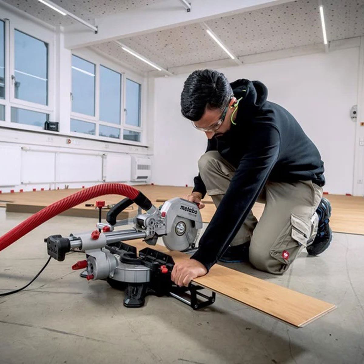 Metabo KGS 216 M 216mm Single Bevel Sliding Mitre Saw 240V/1500W 613216380 with KSU 401 Stand