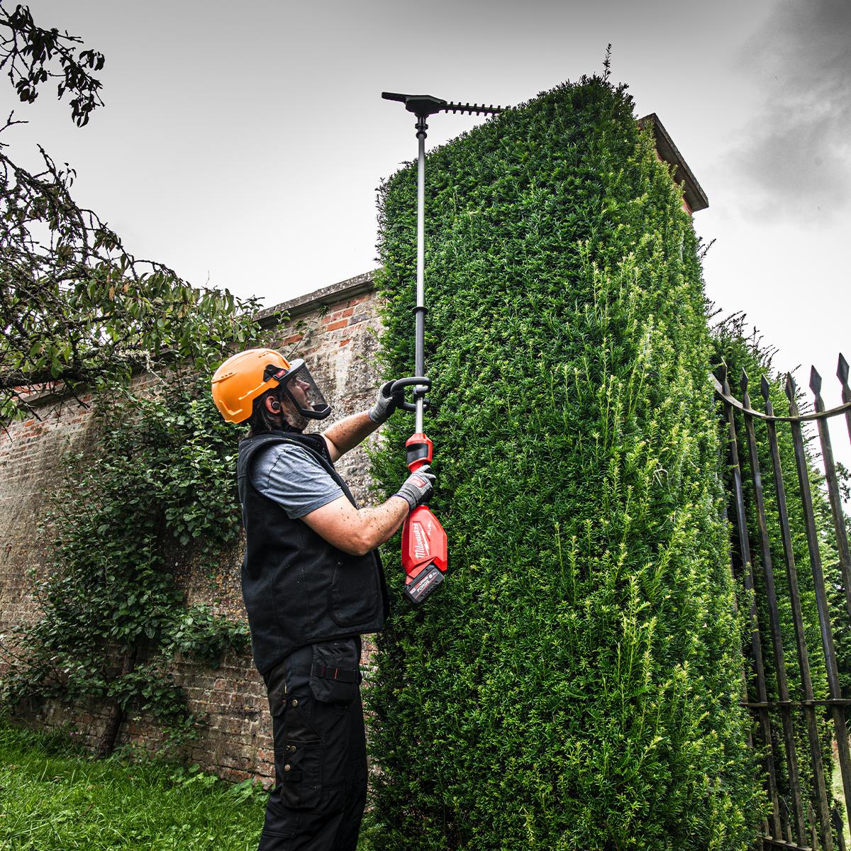 Milwaukee M18FHETE22-802 18V FUEL Brushless 216cm Extended Pole Hedge Trimmer with 2 x 8.0Ah Battery & Charger 4933498517