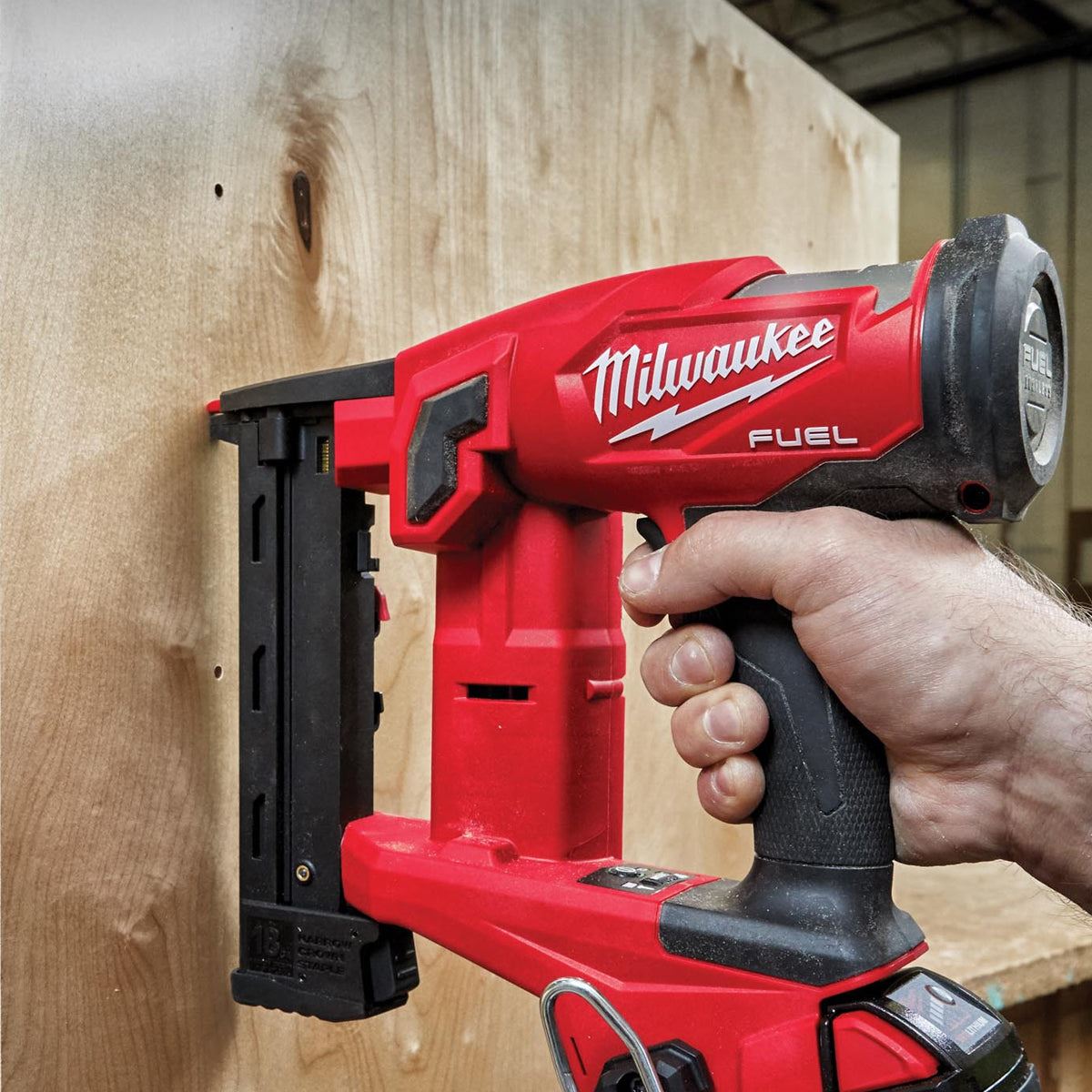 Milwaukee M18FNCS18GS-0X 18V Fuel Brushless Narrow Crown Stapler with 1 x 5.5Ah Battery Charger & Case