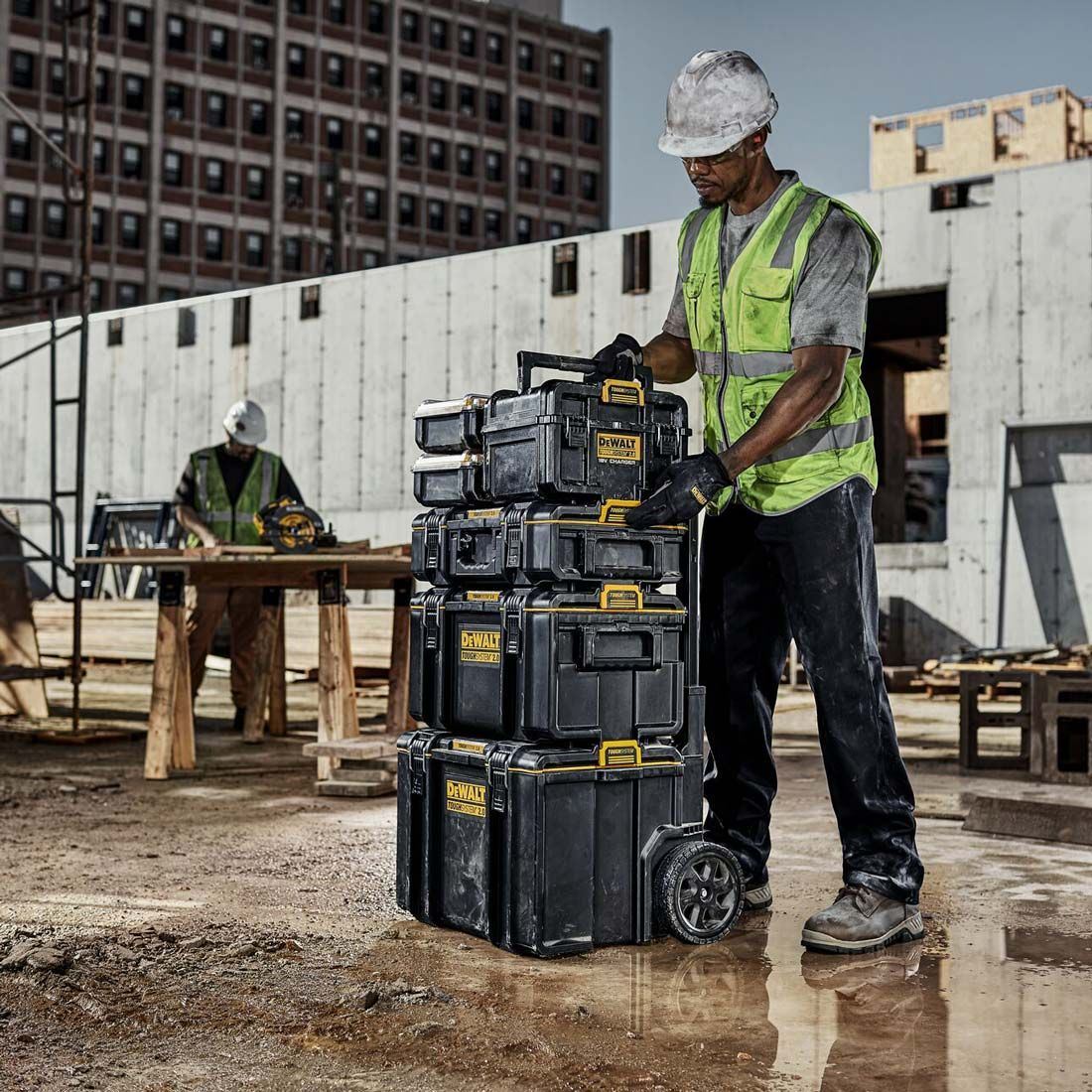 DeWalt DWST83470 Toughsystem 2.0 Charger Box with 2 x 5.0Ah DCB184 Battery