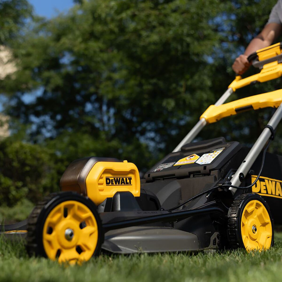 Dewalt DCMWSP550N-XJ 54V XR Flexvolt Brushless 53cm Self-Propelled Lawn Mower with 2 x 6.0Ah Battery & Charger