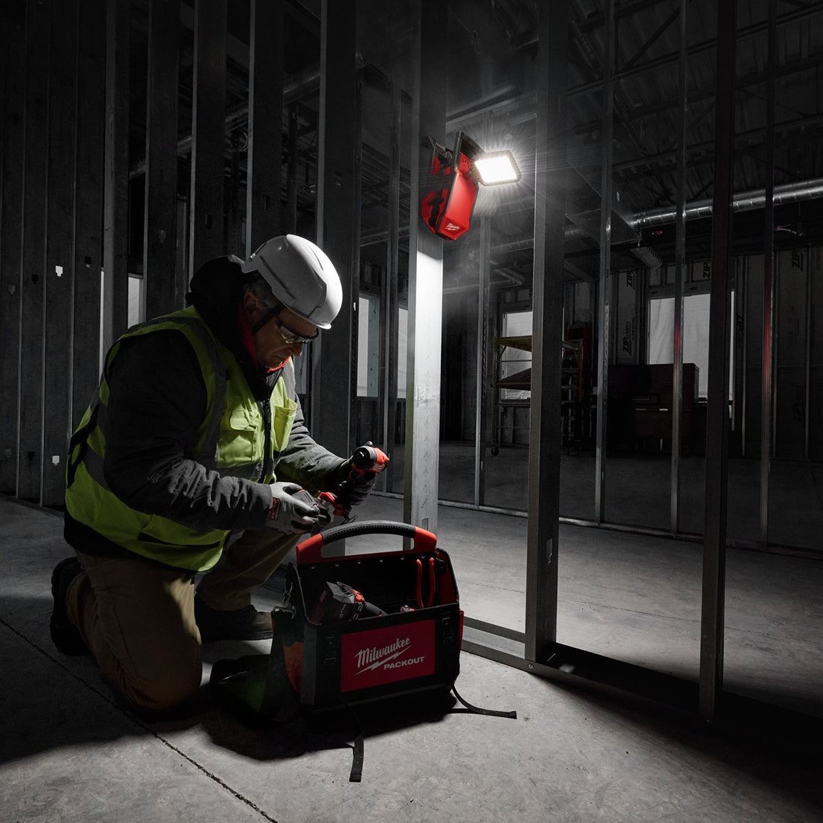 Milwaukee M18PAL2-0 18V Pivoting Area Light with 1 x 6.0Ah Battery & Charger