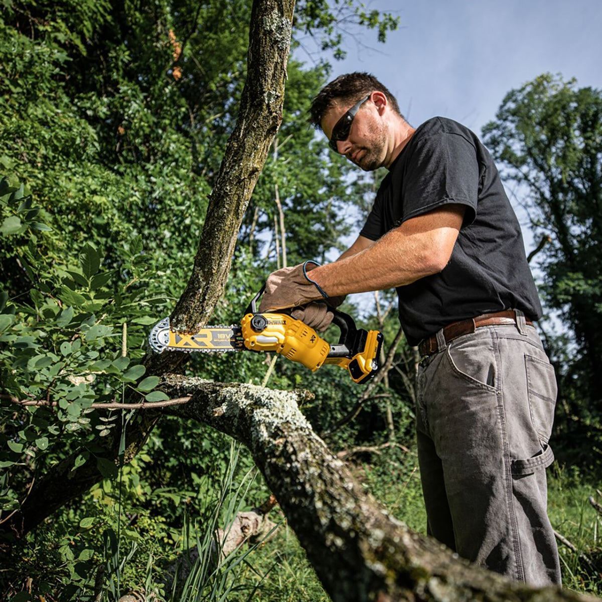 Dewalt DCMPS520N-XJ 18V XR Brushless 20cm Pruning Saw with 1 x 5.0Ah Battery & Charger