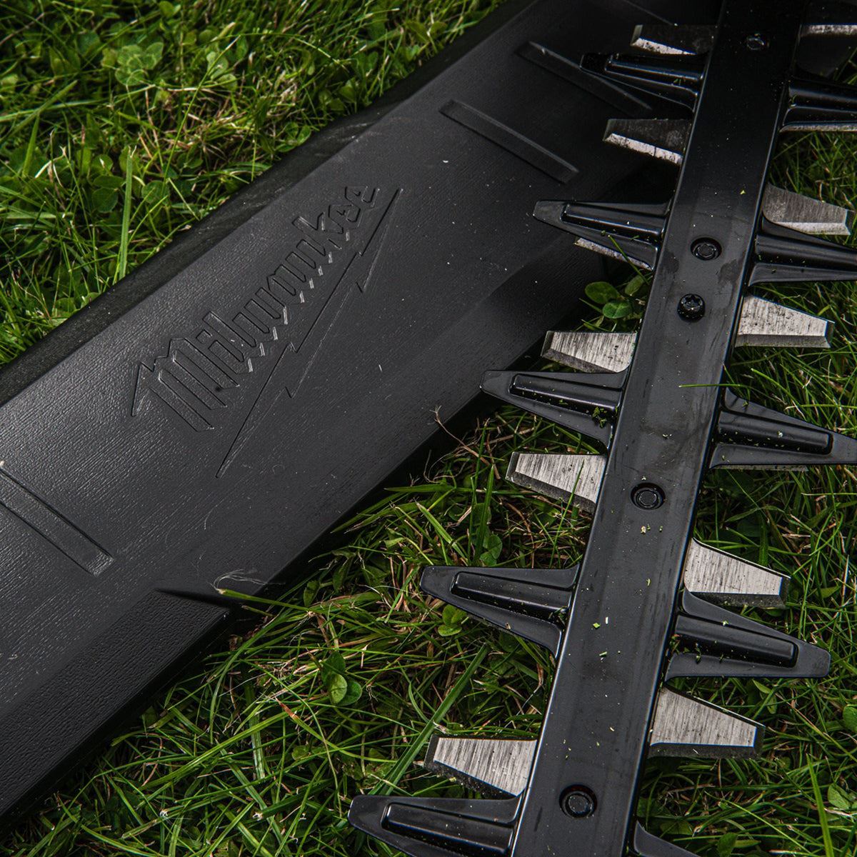 Milwaukee M18FHET75G2-0 18V FUEL Brushless 75cm Hedge Trimmer with 1 x 8.0Ah Battery & Charger