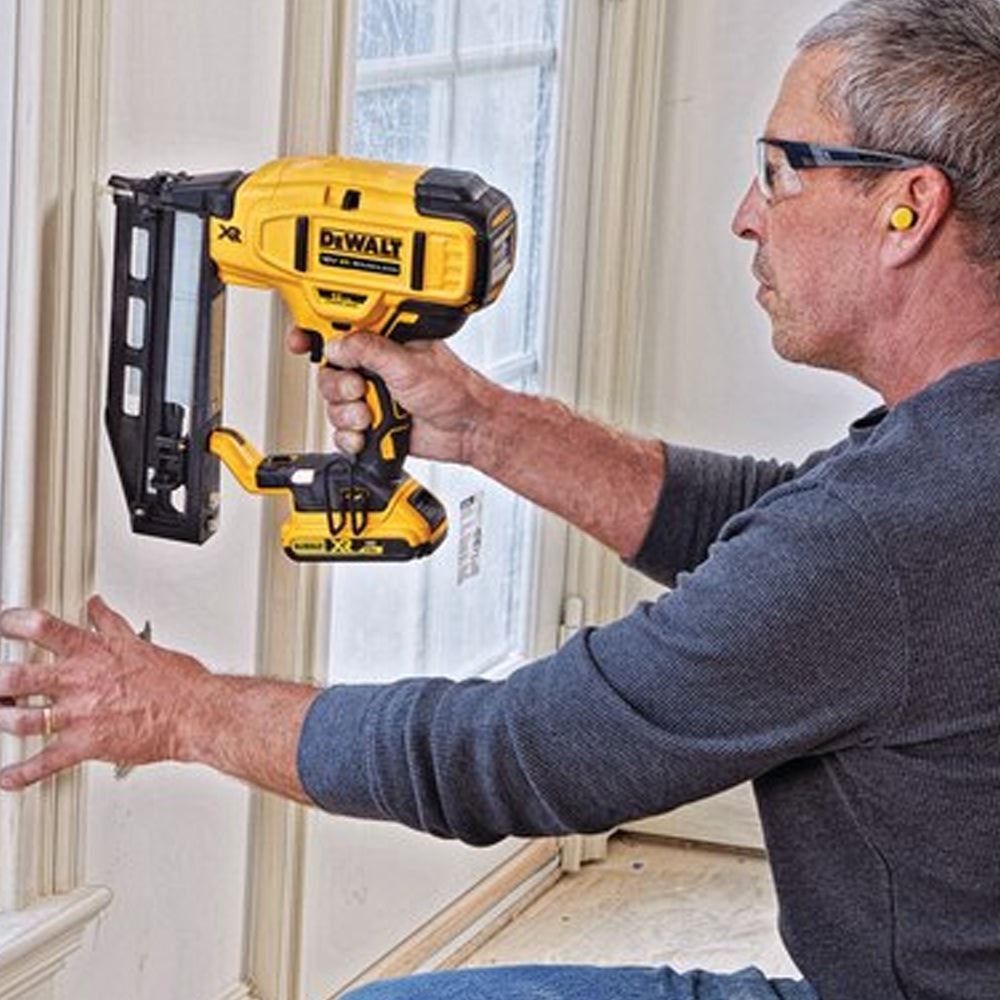 Dewalt DCN662N 18V XR Brushless 16Ga Second Fix Straight Nailer With 1 x 4.0Ah Battery & Charger