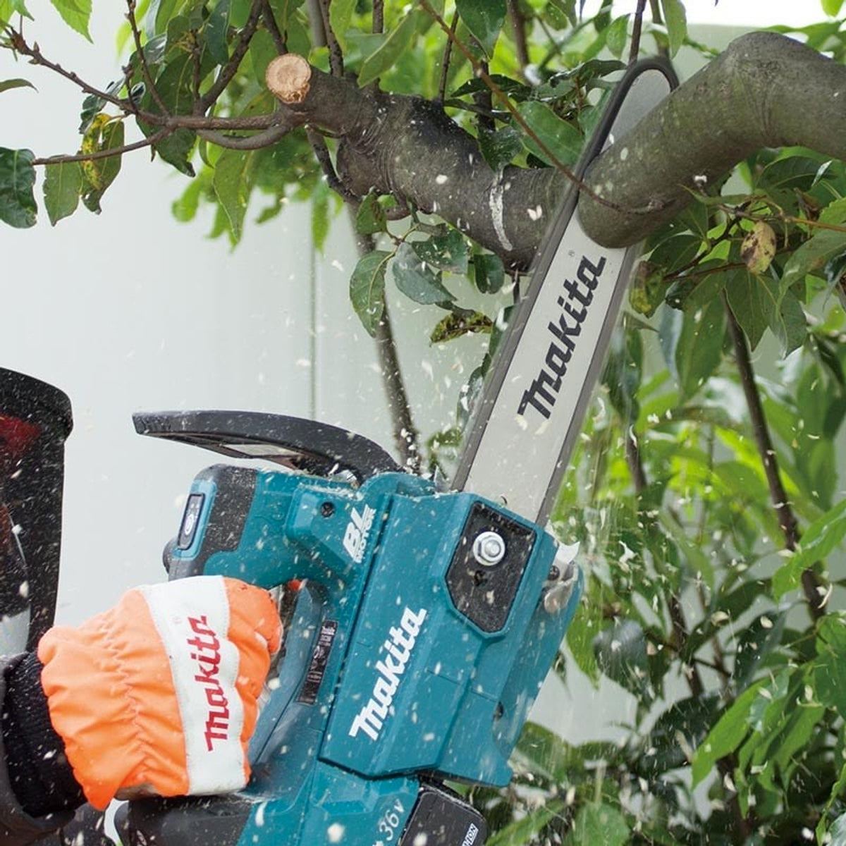 Makita DUC256Z 36V Brushless 25cm Chainsaw with 2 x 5.0Ah Battery & Charger