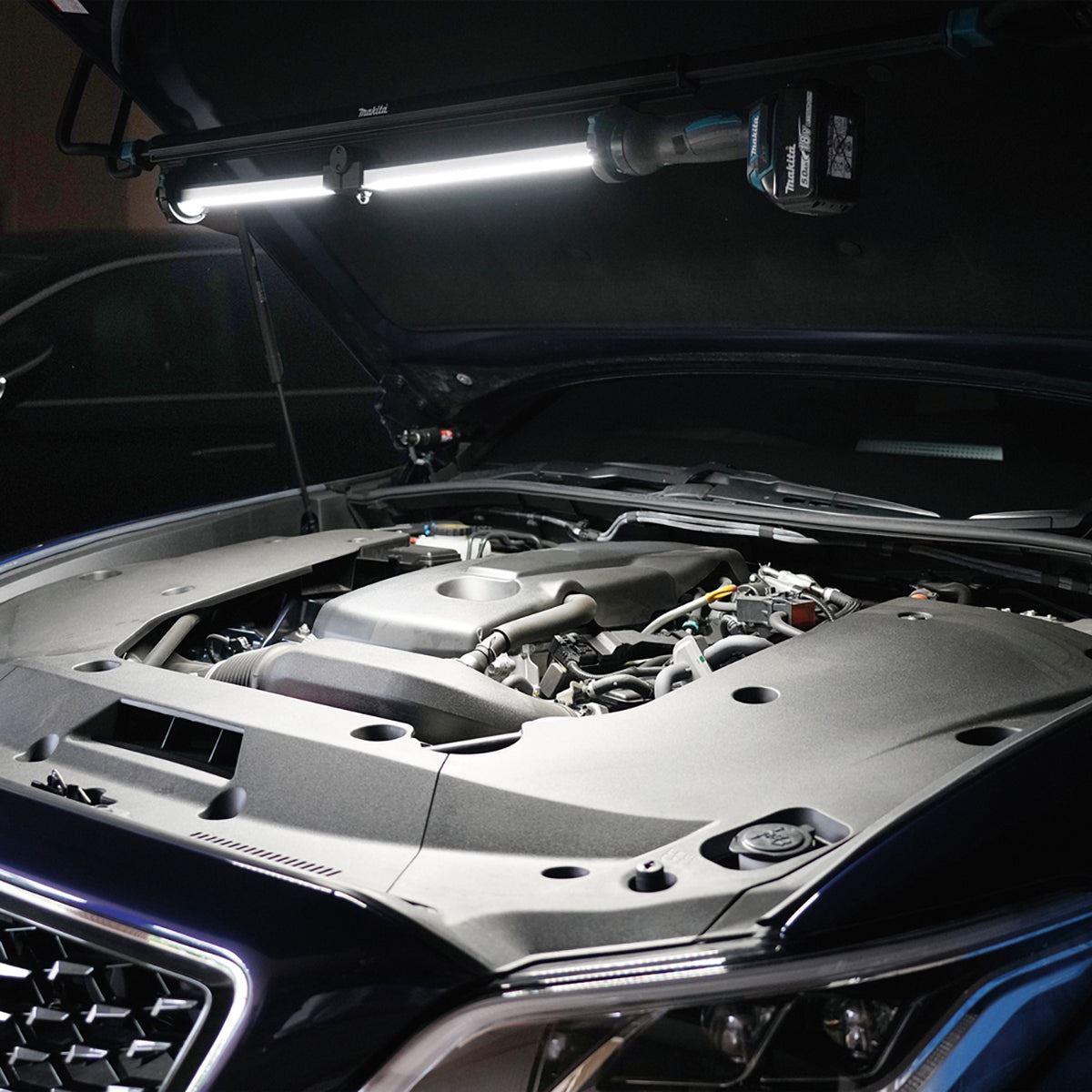 Makita DML818 18V LXT Cordless Bar Light With 1 x 5.0Ah Battery & Charger