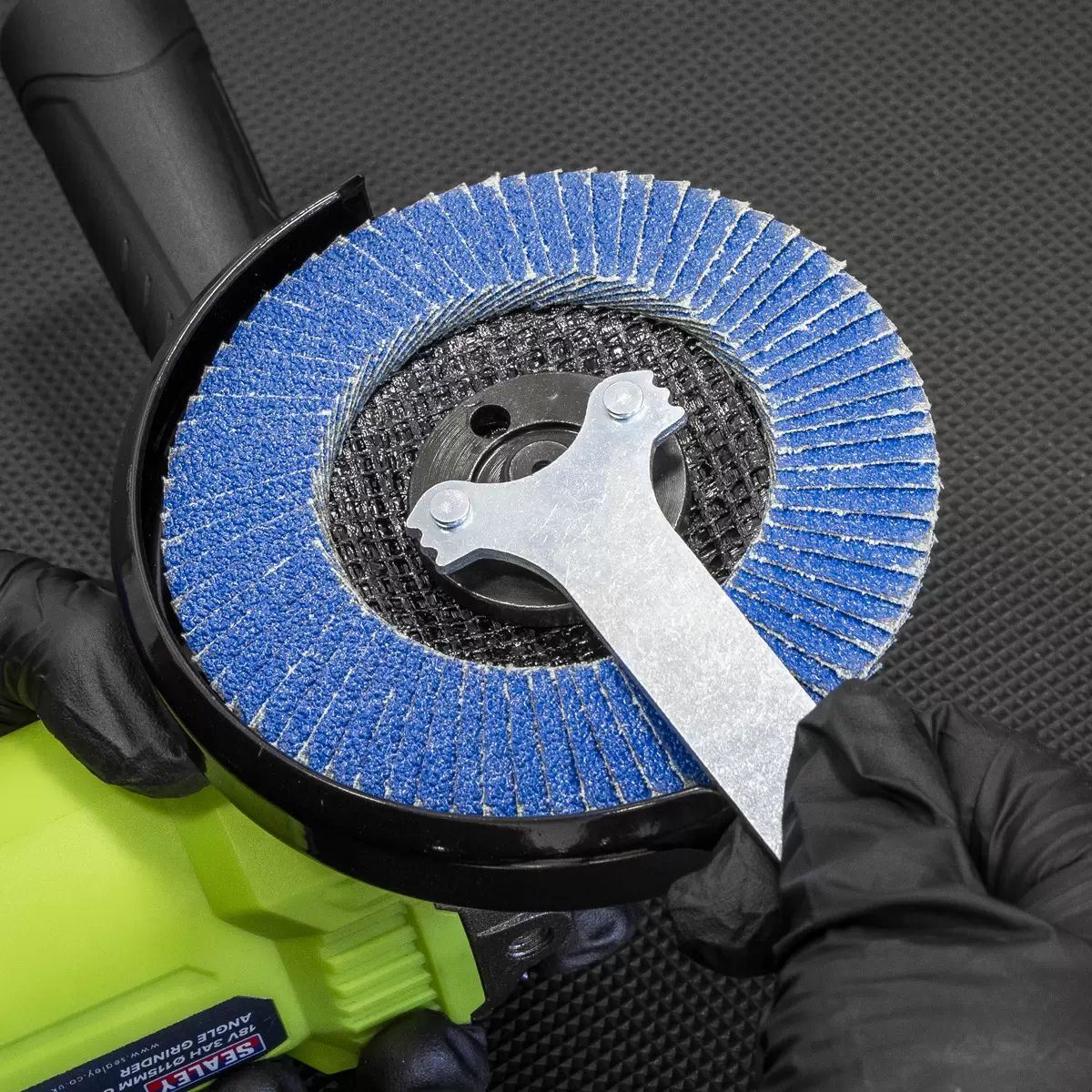 Sealey CP401LIHV 18V Angle Grinder 115mm 1 x 3Ah lithium-ion battery & 2.4A mains charger in a storage case