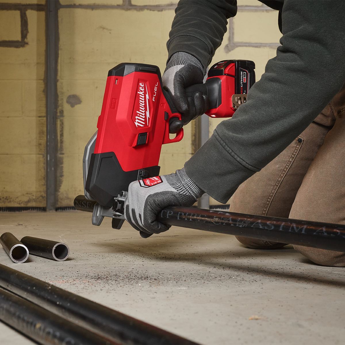 Milwaukee M18FPCS-0 18V M18 FUEL Brushless Steel Pipe Cutter with 1 x 5.0Ah Battery Charger & Bag