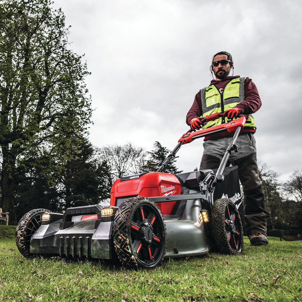 Milwaukee M18F2LM53-122 36V Fuel 53cm Self Propelled Lawn Mower with 2 x 12.0Ah Battery & Dual Bay Super Charger 4933499214