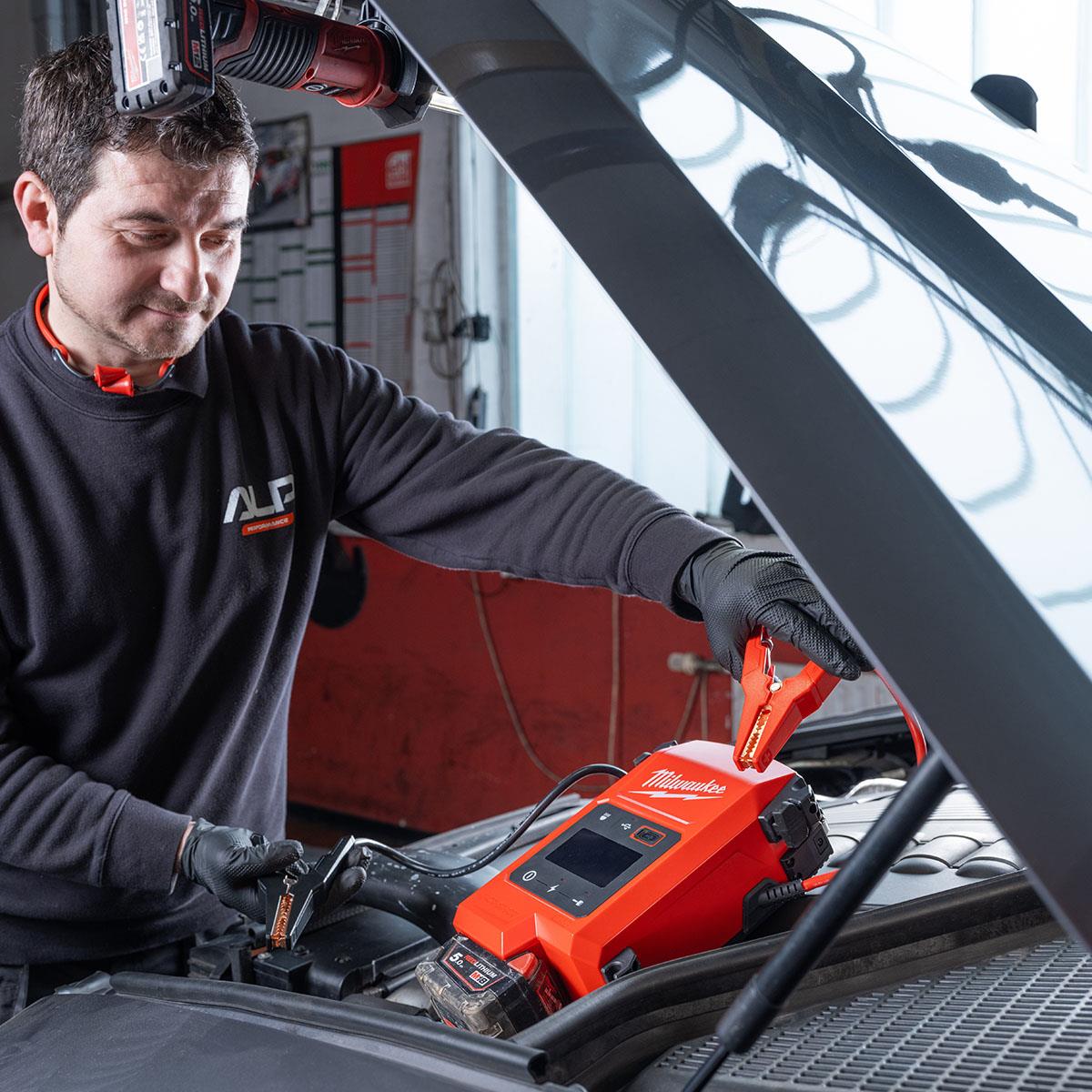 Milwaukee M18JS2000-0 18V Jump Starter with 1 x 5.5Ah Battery & Charger