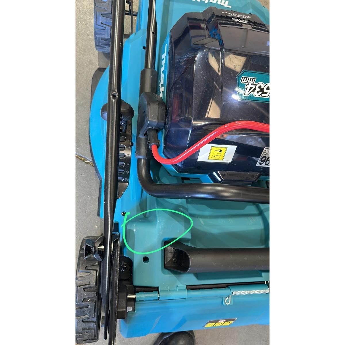 Makita LM002JM101 64V max 53cm Brushless Lawn Mower With 1 x 4.0Ah Battery & Charger Item Condition Damaged Box