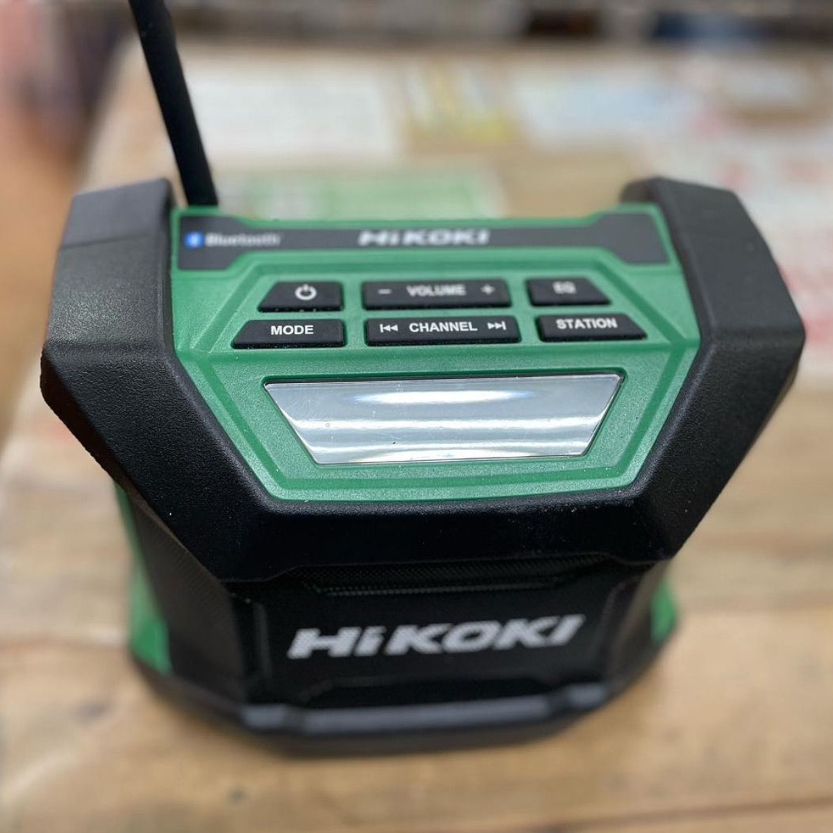 HiKOKI UR18DAJ4Z 18V AM/FM DAB+ Bluetooth Jobsite Radio With 1 x 2.0Ah Battery & Charger