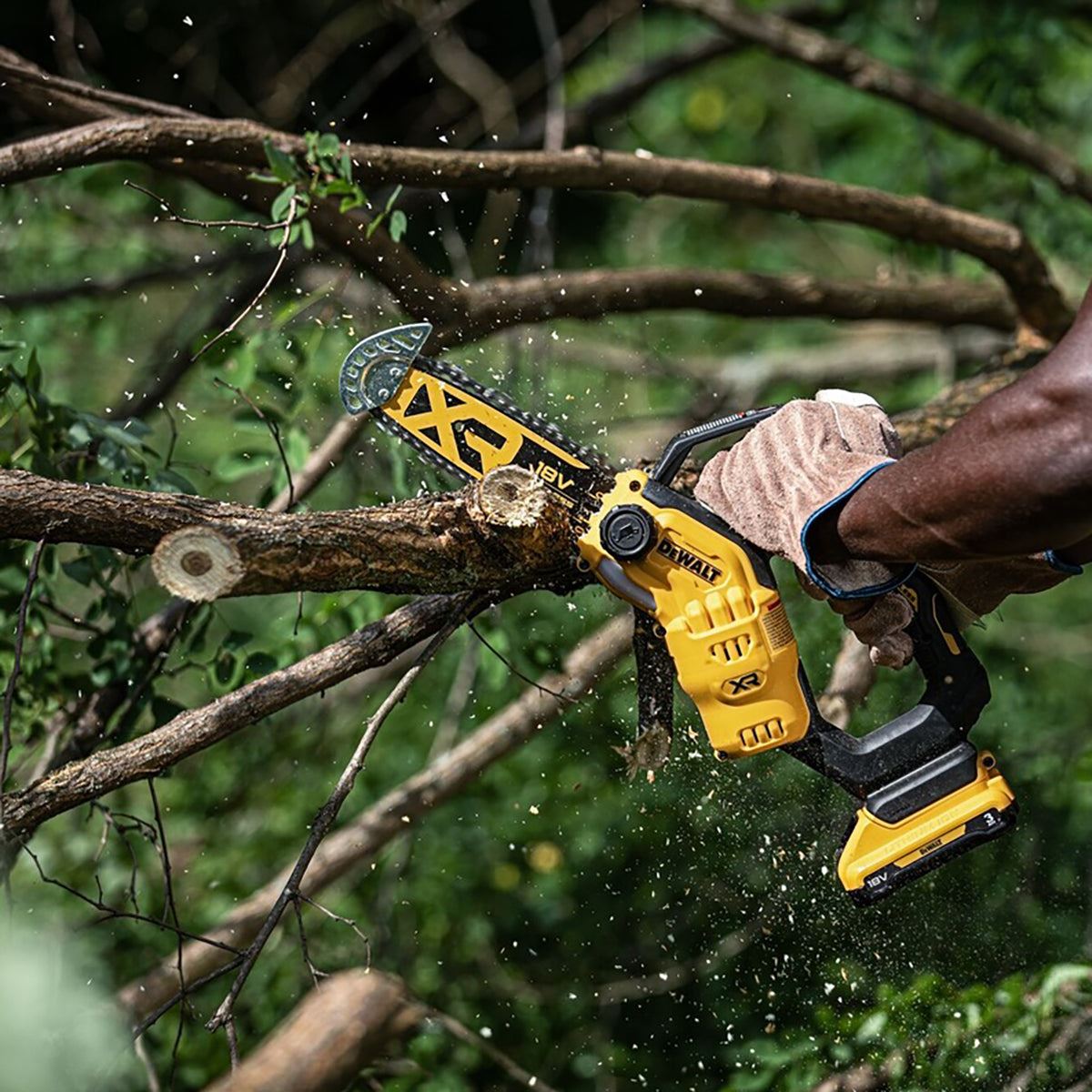 Dewalt DCMPS520N-XJ 18V XR Brushless 20cm Pruning Saw with 1 x 5.0Ah Battery & Charger