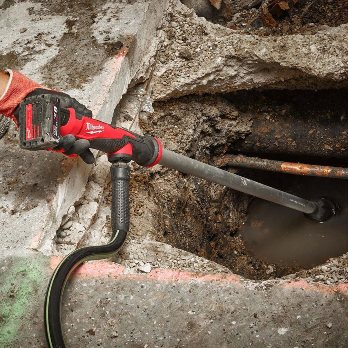 Milwaukee M12BSWP-0 12V Hydropass Brushed Stick Water Pump with 1 x 4.0Ah Battery & Charger