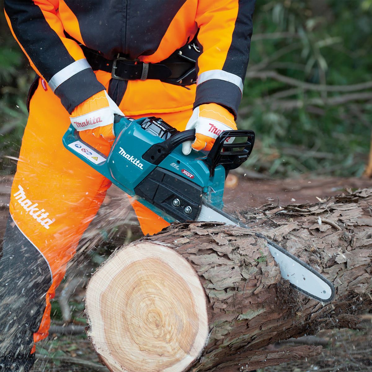 Makita UC026GZ 40V Max XGT Brushless Chainsaw with 1 x 2.5Ah Battery & Charger
