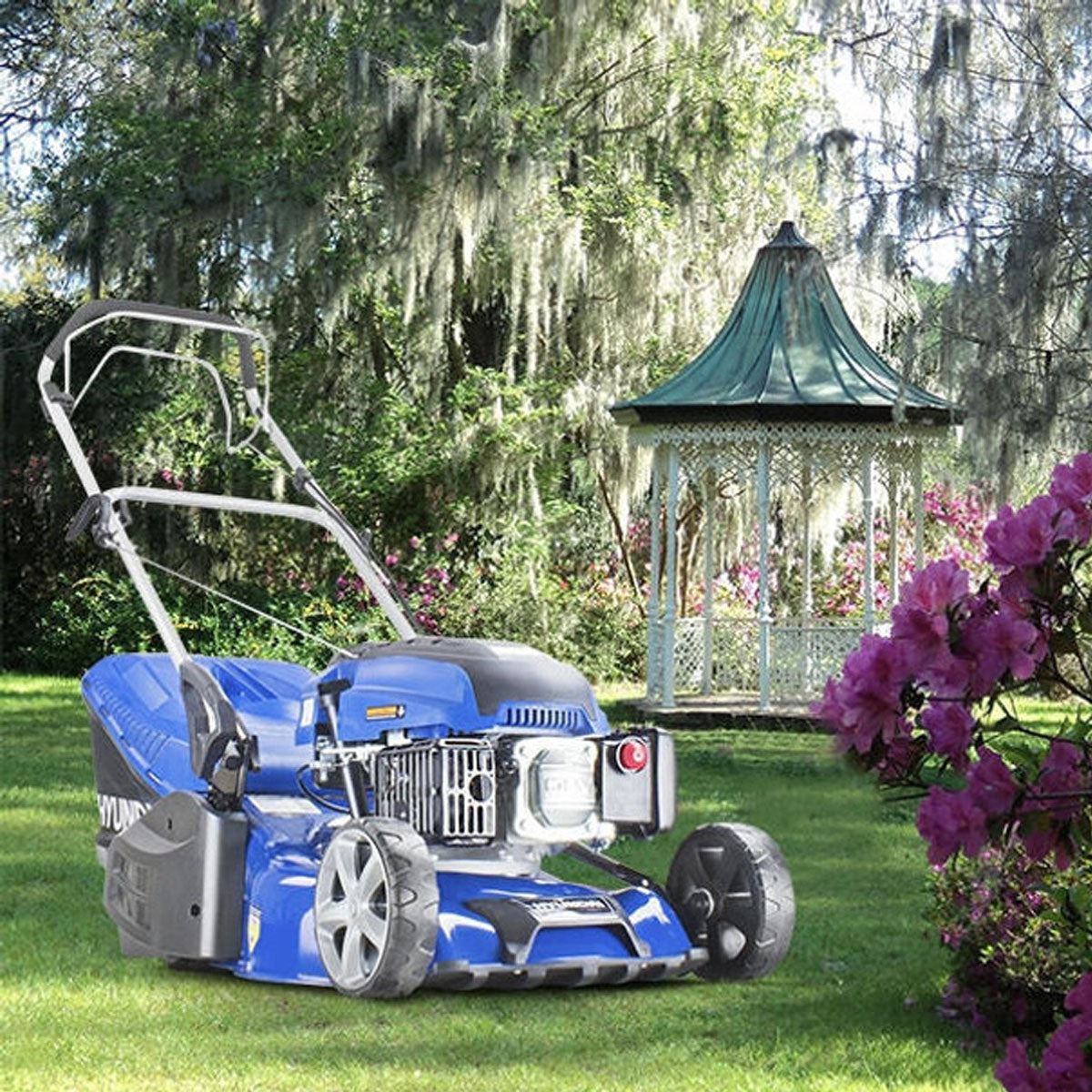 Hyundai HYM430SPR 43cm Self-Propelled Petrol Roller Lawnmower, 25-75mm Cuts & Rear Discharge