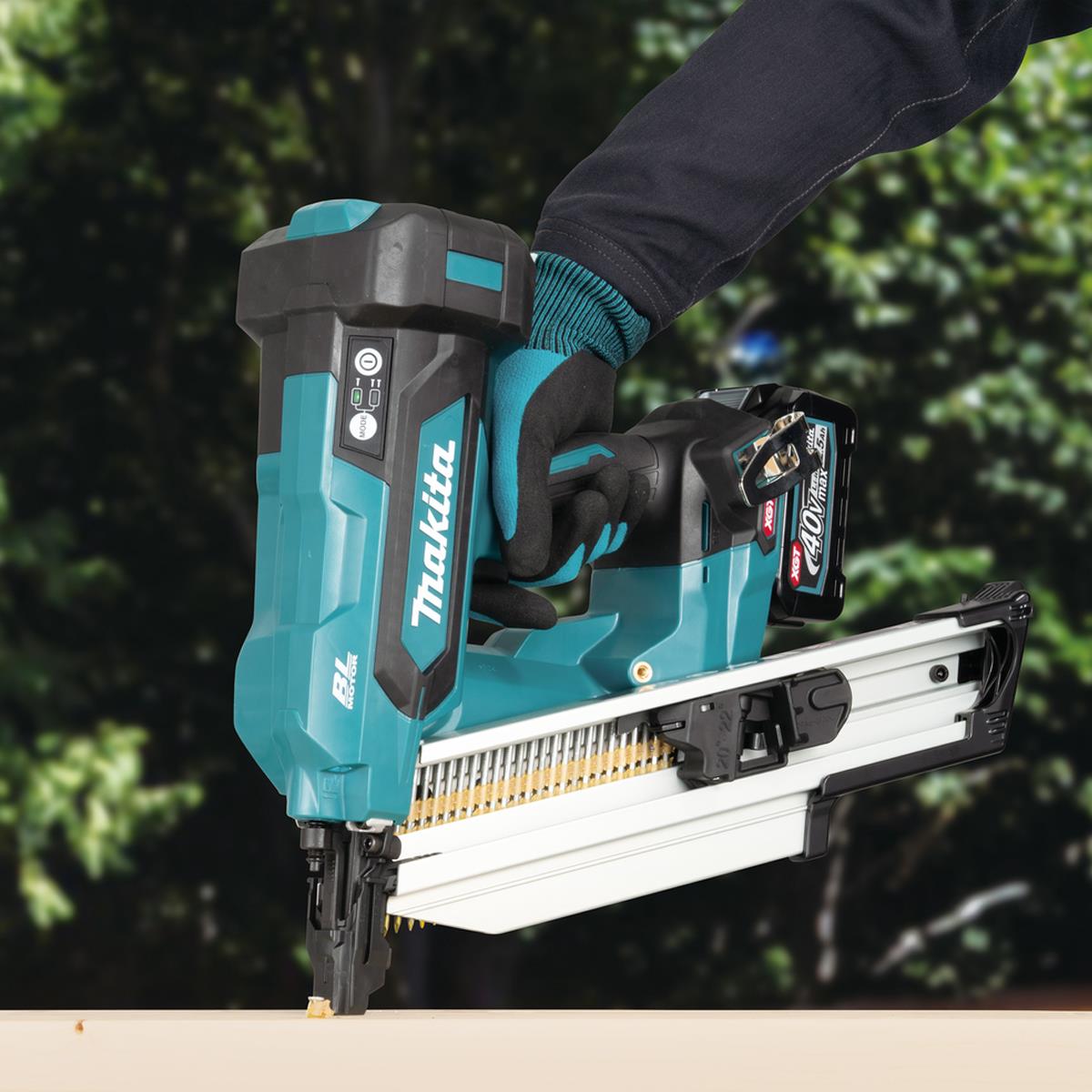 Makita BN002GZ 40V Max XGT Brushless Framing Nailer Body Only Item Condition Damaged Box