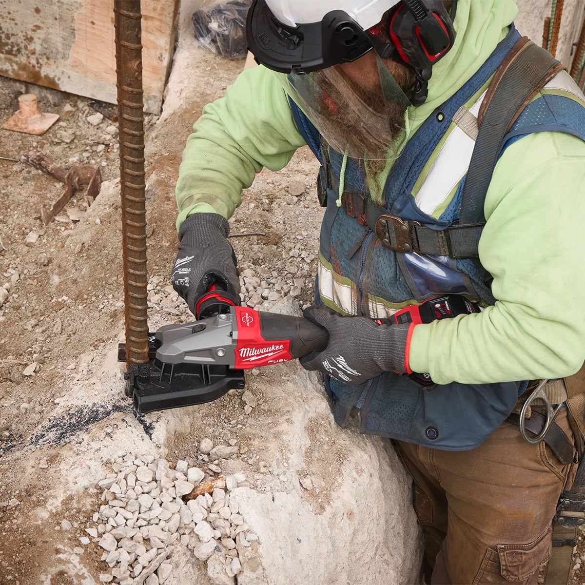 Milwaukee M18FRBCO32-0X 18V M18 FUEL Rebar Cutter with 1 x 5.5Ah Battery Charger & Case