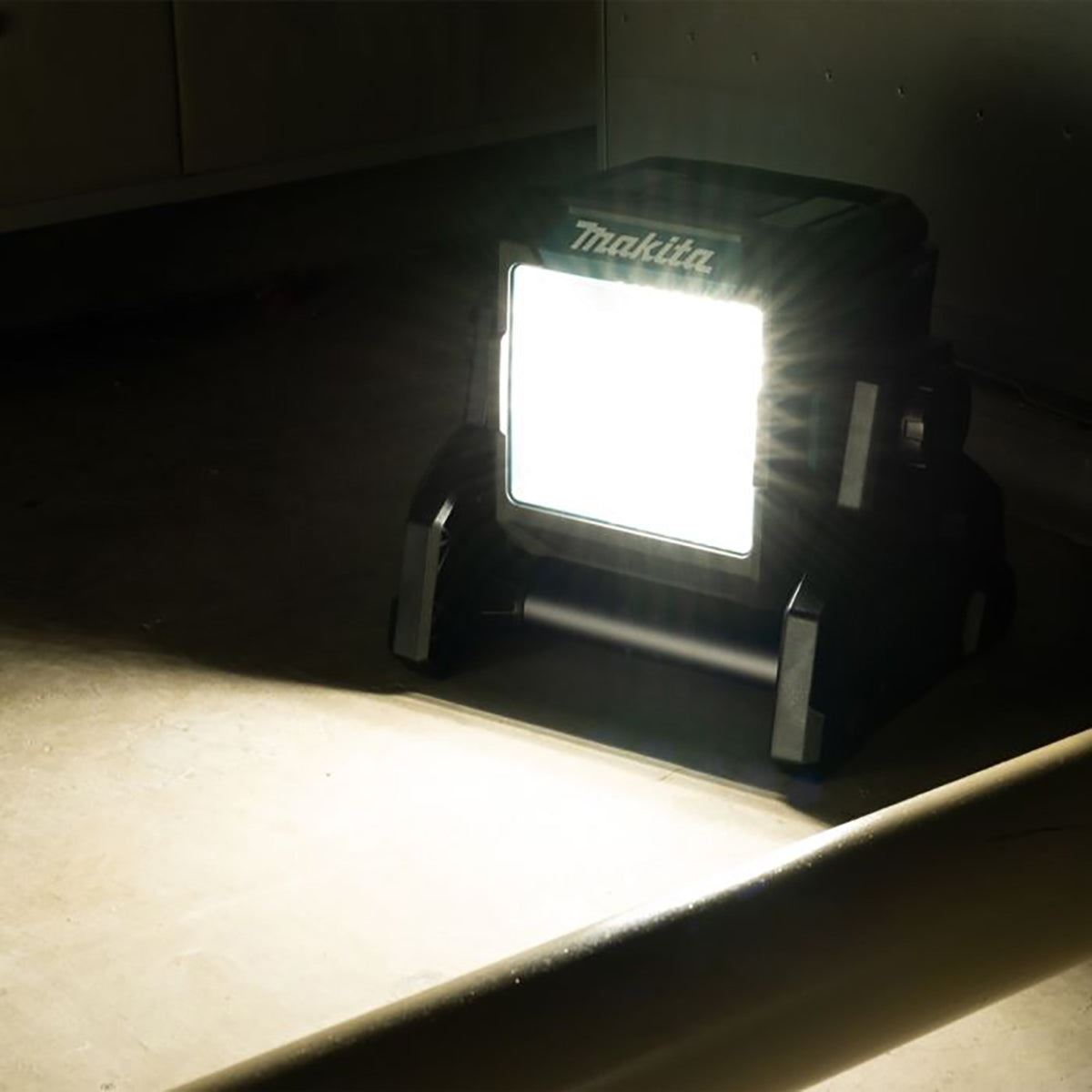 Makita ML003G 18V / 40Vmax LXT / XGT Cordless LED Work Light with 1 x 8.0Ah Battery & Charger