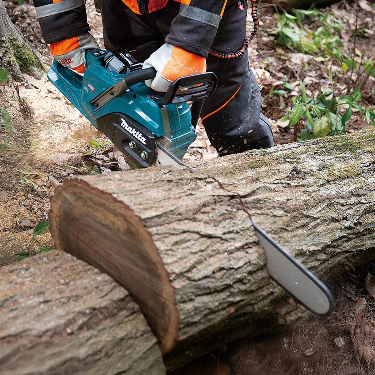 Makita UC030GZ 40V Max XGT Brushless Chainsaw with 1 x 8.0Ah Battery & Charger