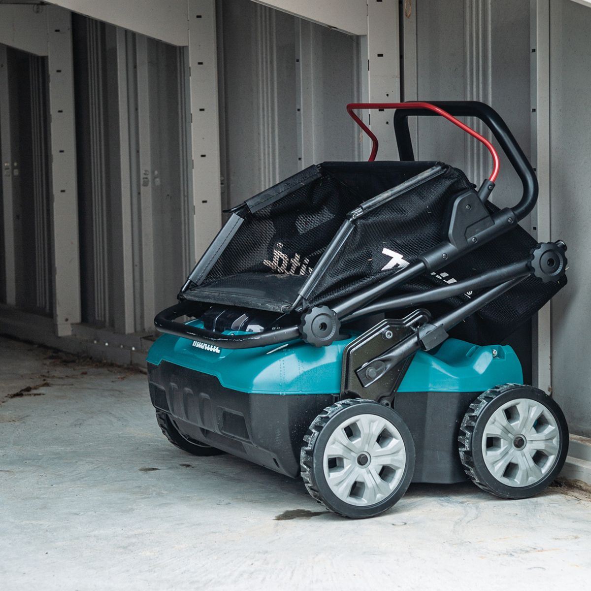 Makita UV001GZ 380mm 40V Max Brushless Lawn Scarifier Body Only