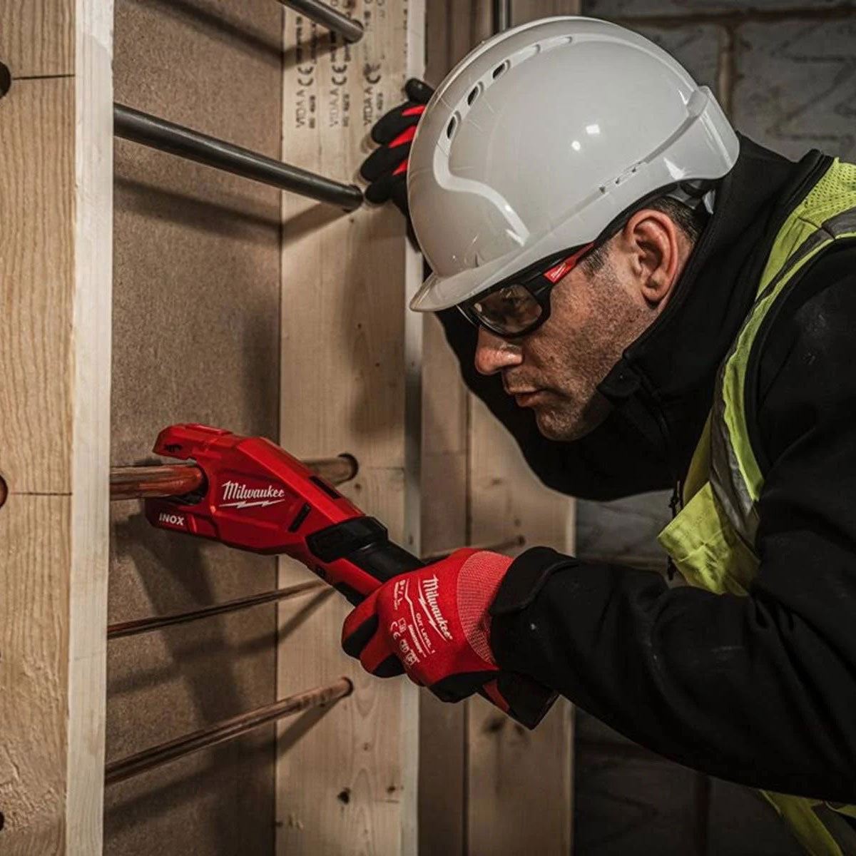 Milwaukee M12PCSS-0 12V 12-28mm Pipe Cutter with 1 x 5.0Ah Battery & Charger