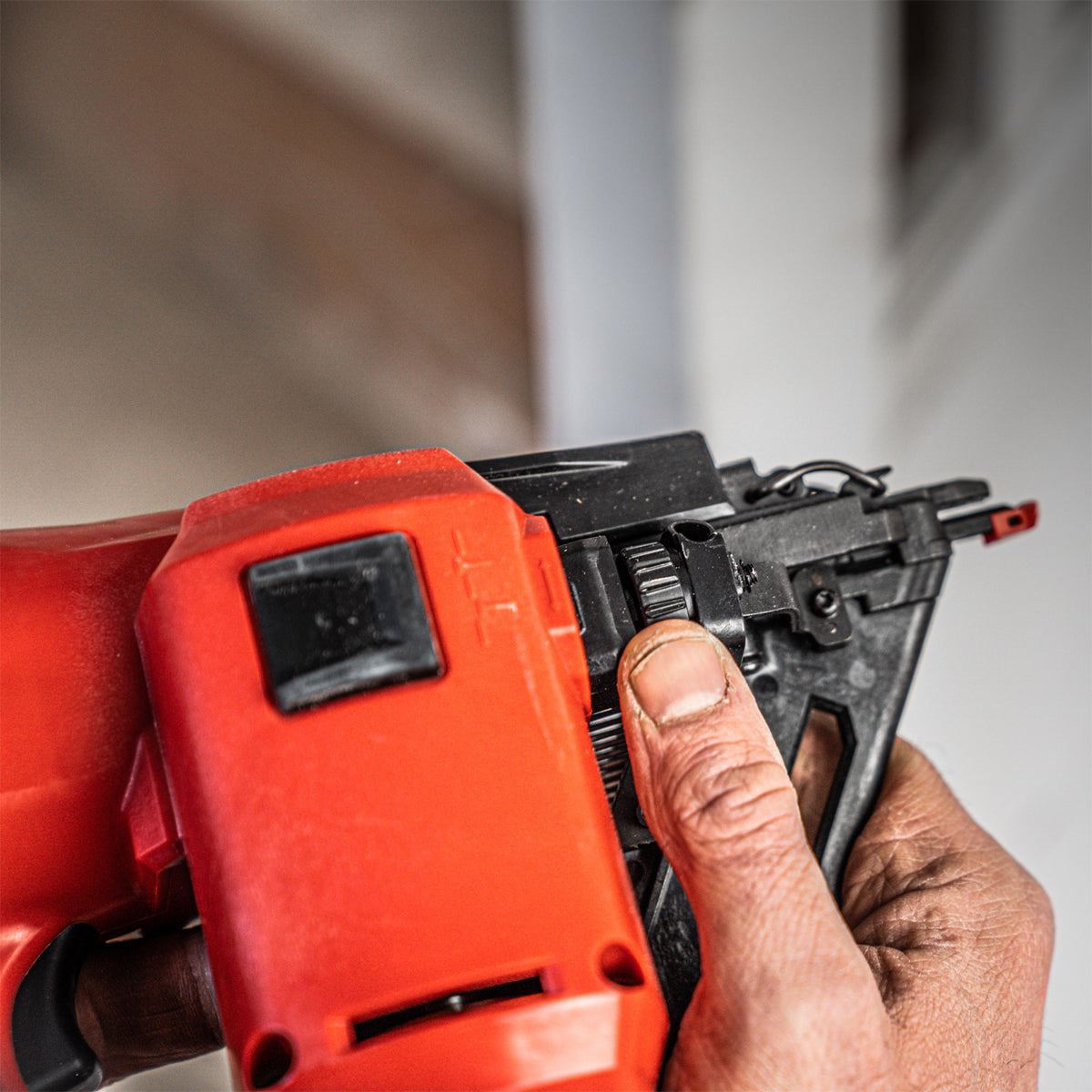Milwaukee M18FN15GA-0 18V Brushless 15Ga Angled Finish Nailer with 1 x 2.0Ah Battery & Charger