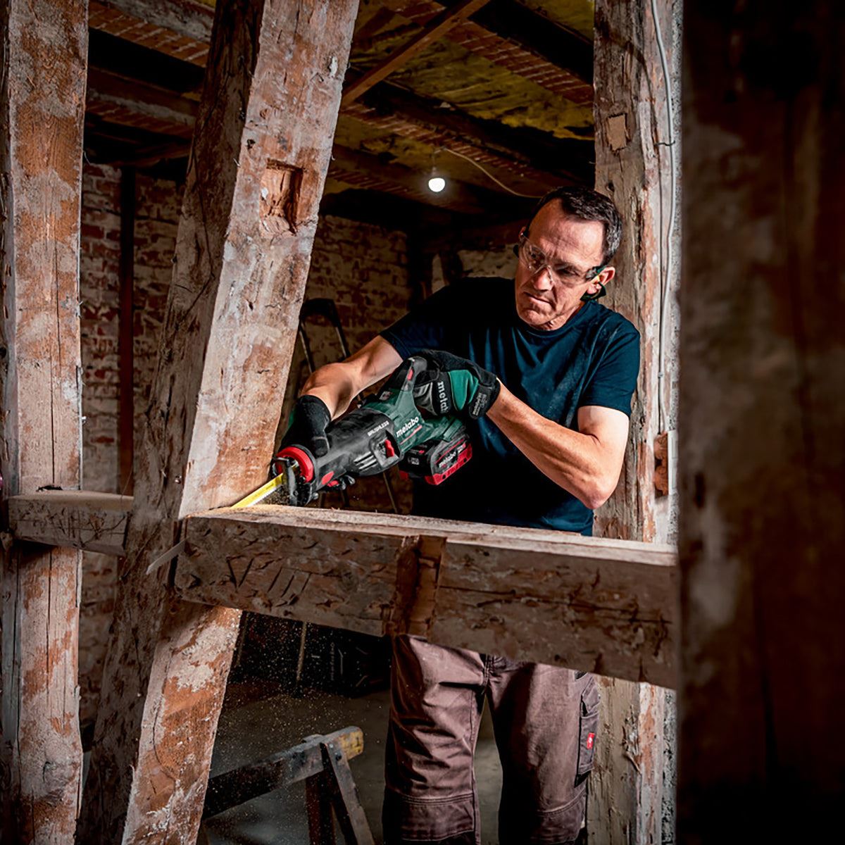 Metabo SSEP 18 LT BL 18V Brushless Sabre Saw with 1 x 2.0Ah Battery Charger & Metabox