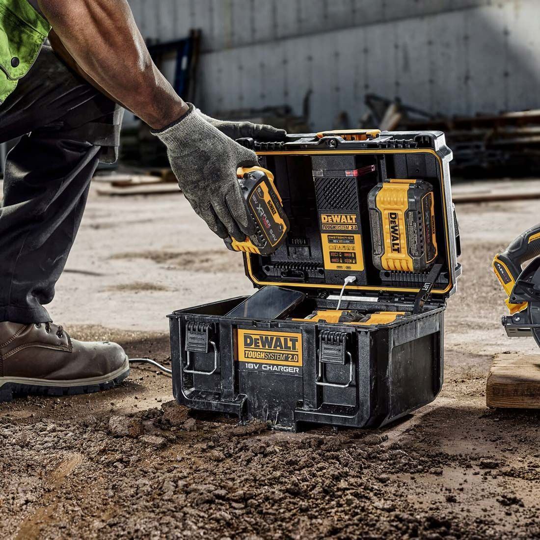 DeWalt DWST83470 Toughsystem 2.0 Charger Box with 2 x 5.0Ah DCB184 Battery