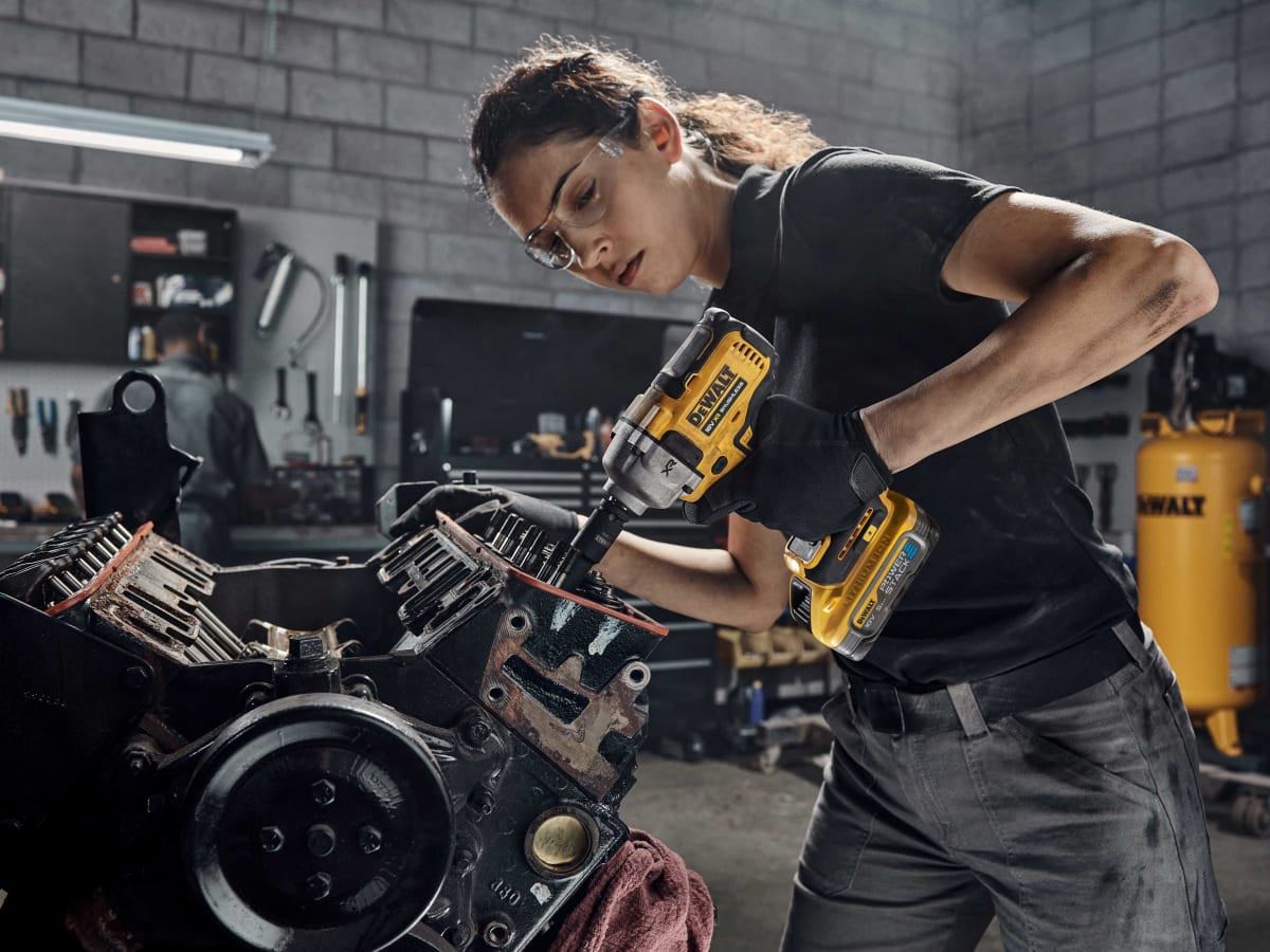DeWalt DCF891H2T-GB 18V XR Brushless 1/2'' Impact Wrench with 2 x 5.0Ah Battery Charger & Case