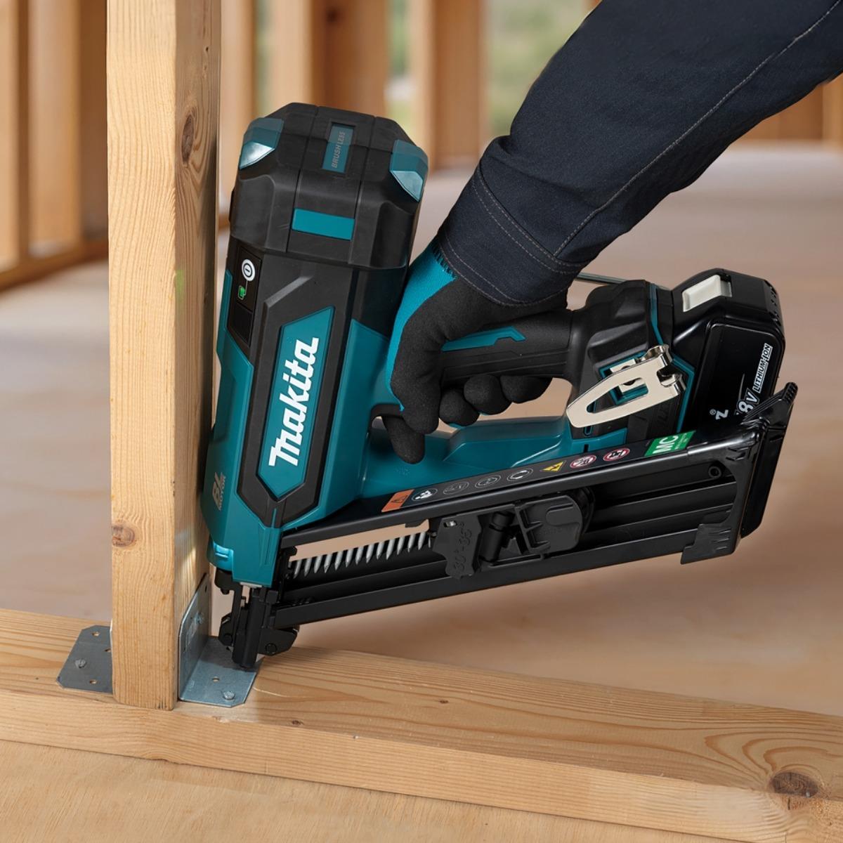 Makita DBN640ZK 18V LXT Brushless Metal Connector Nailer with 1 x 6.0Ah Battery Charger & Case