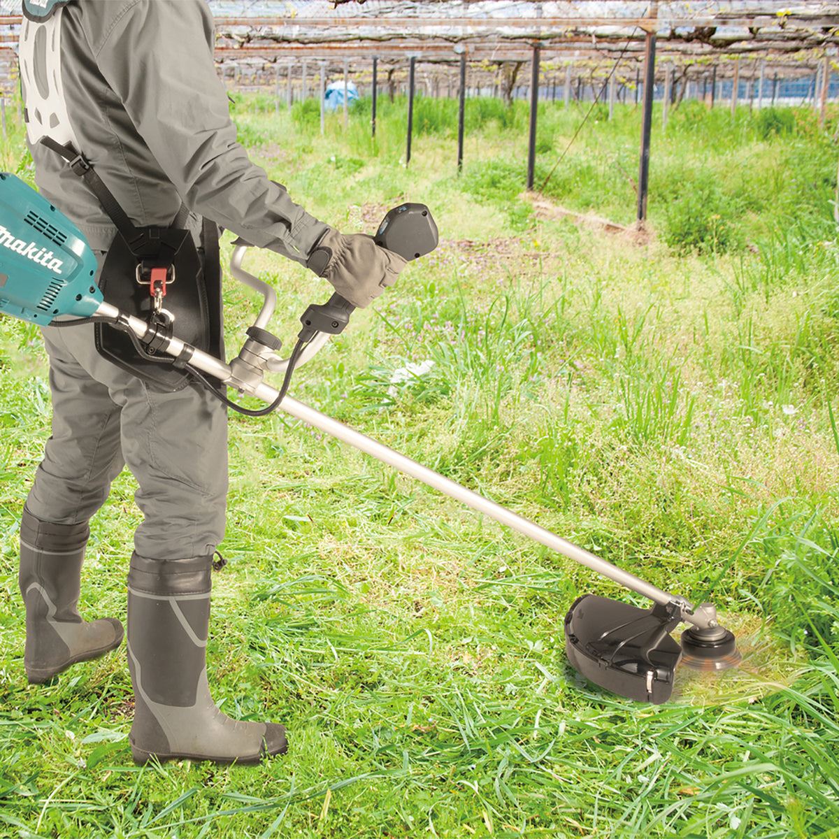 Makita UR012GT203 Twin 40V Max Brushless Brush Cutter with 2 x 5.0Ah Battery & Twin Port Charger