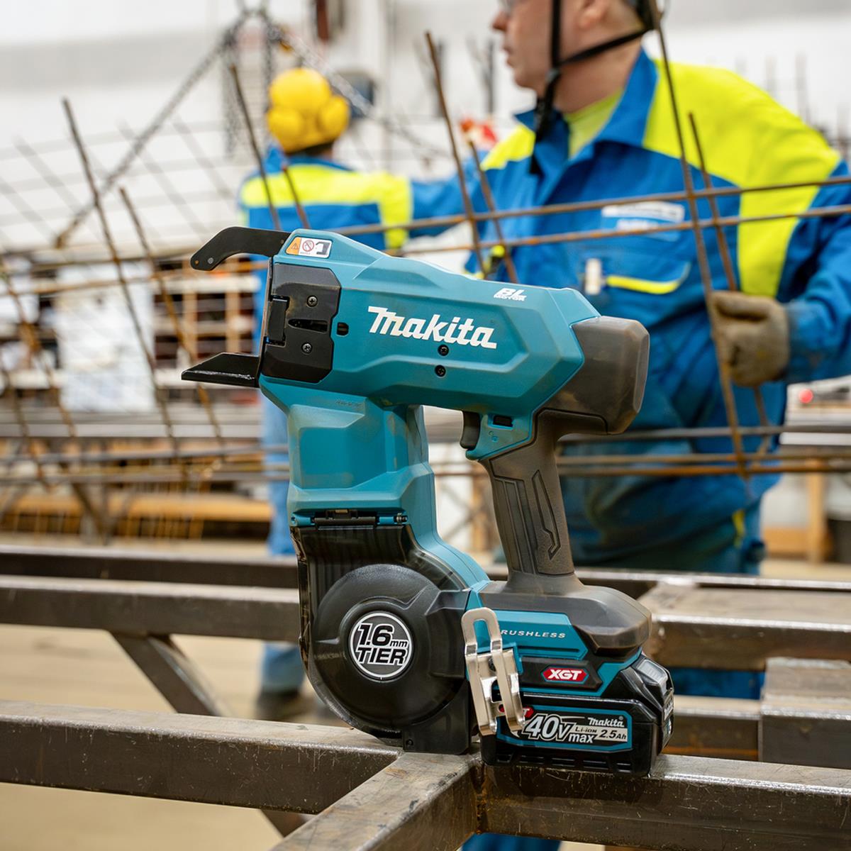 Makita TR001GZ 40V Max XGT Brushless Rebar Tying Tool With Annealed Tie Wire + Extension Handle Set With 1 x 2.5Ah Battery Charger & Case