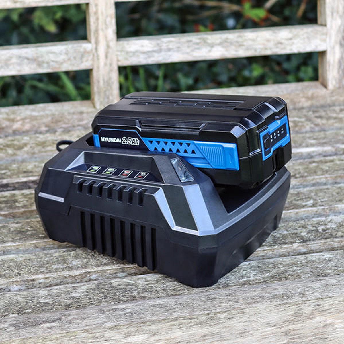 Hyundai HYTR40Li 40V Cordless Grass Trimmer 2.5Ah Li-ion Battery and Charger 33cm Cutting Width