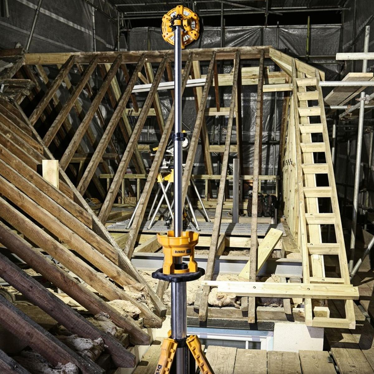 Dewalt DCL079 18V XR LED Tripod Light With 1 x 4.0Ah Battery & Charger