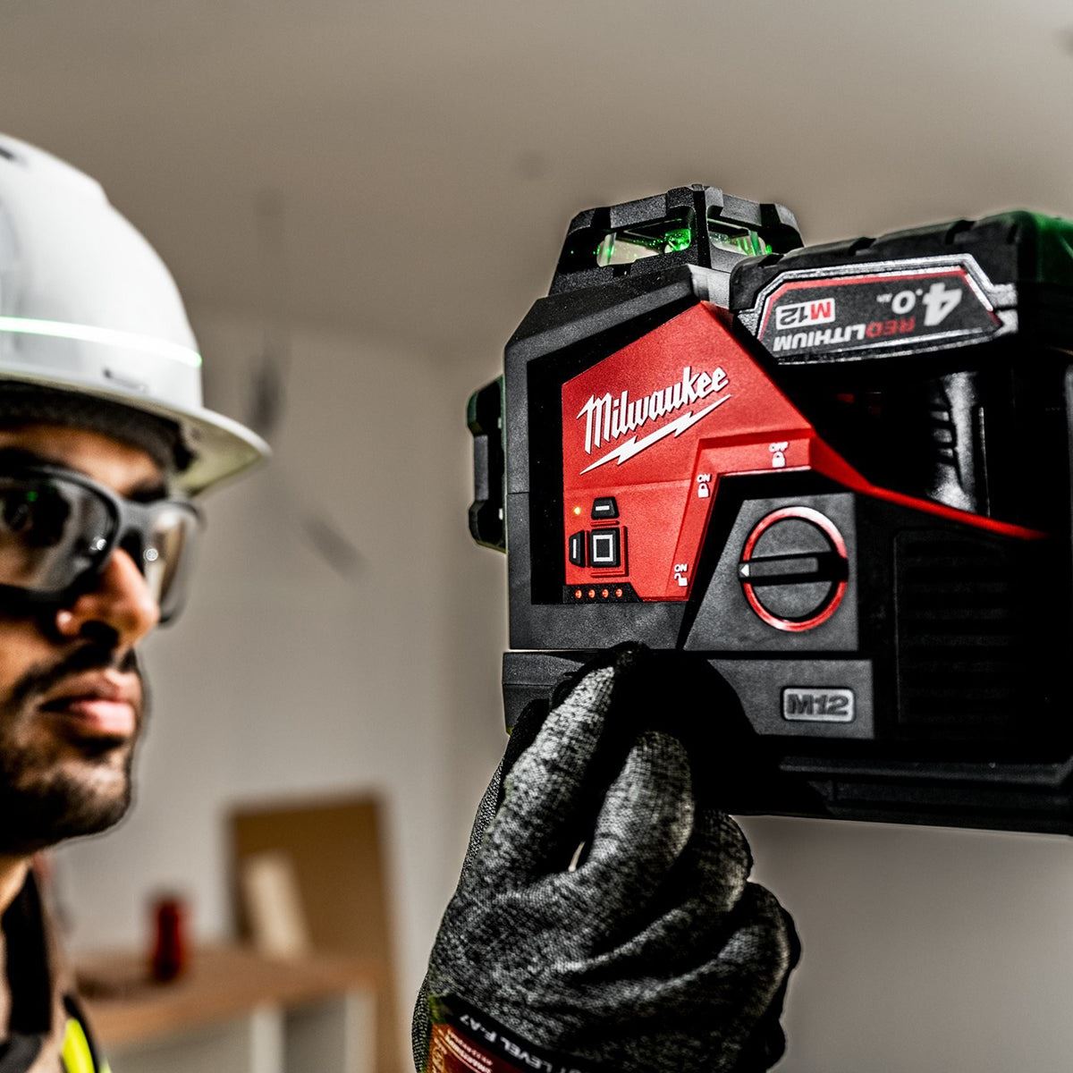 Milwaukee M12CLL4P-0C 12V Cross Line Laser with 1 x 2.5Ah Battery Charger & Case