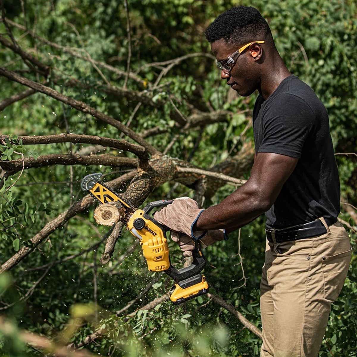 Dewalt DCMPS520N-XJ 18V XR Brushless 20cm Pruning Saw with 1 x 5.0Ah Battery & Charger