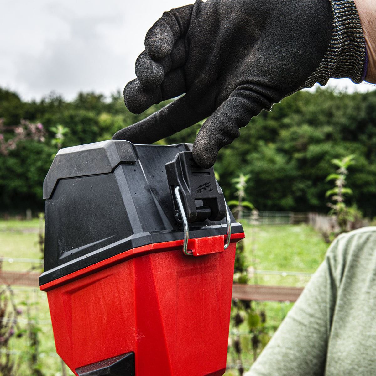 Milwaukee M18BLSWP-0 18V Hydropass Brushless Stick Water Pump with 1 x 3.0Ah Battery & Charger