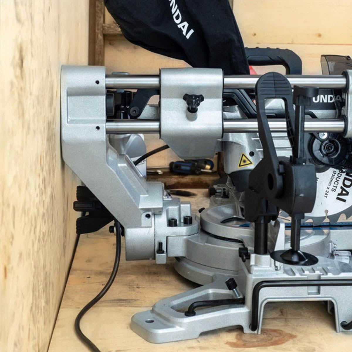 Hyundai HYMS1500E Mitre Saw with 210mm Blade 230V/1500W Crosscut Saw for Precision Cutting