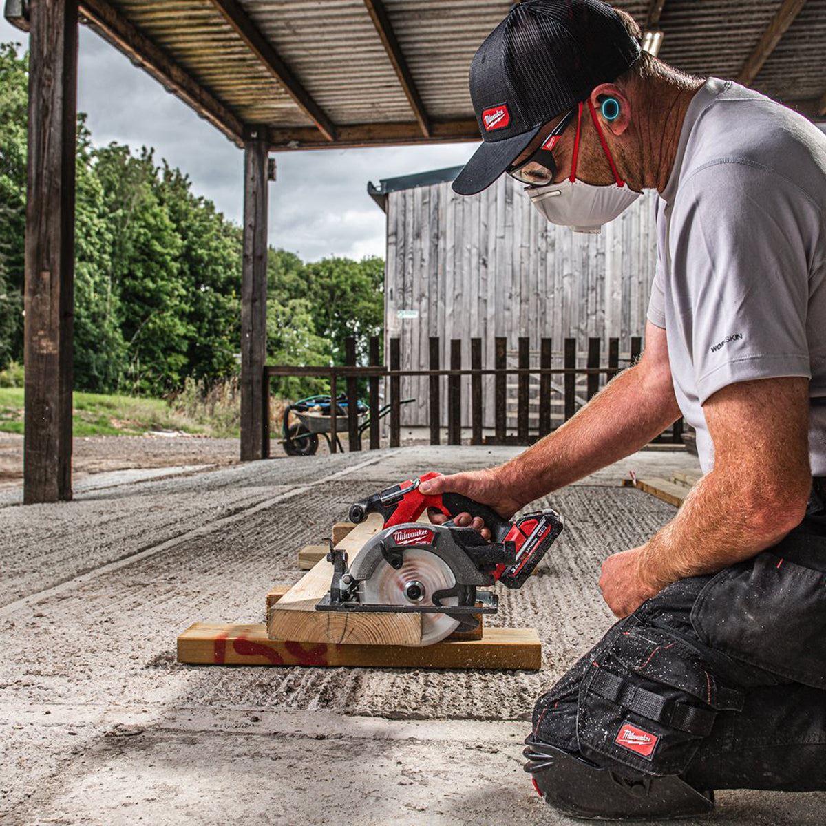 Milwaukee M18FCS552-0 M18 FUEL 18V Brushless 165mm Circular Saw with 1 x 6.0Ah Battery & Charger