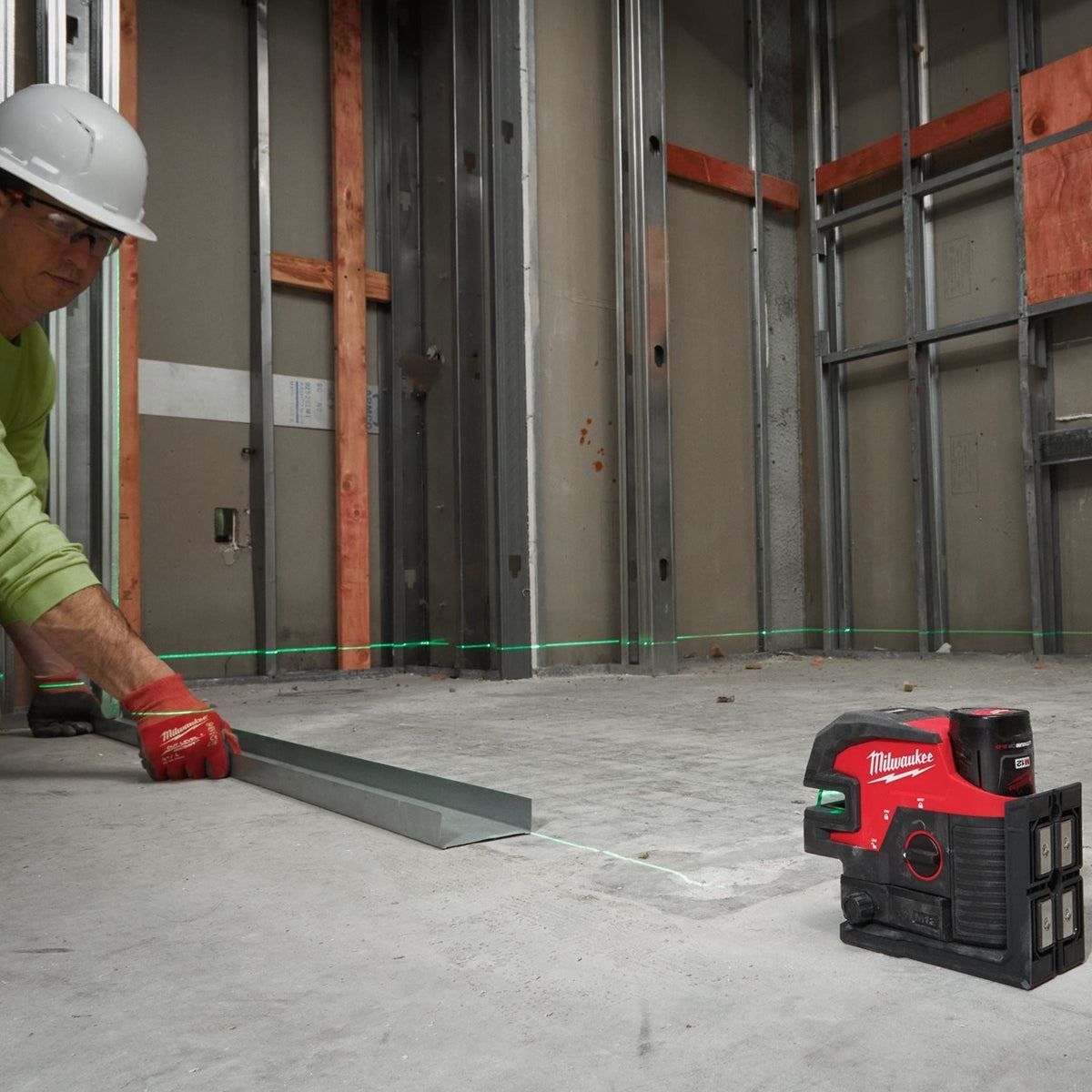 Milwaukee M12CLL4P-0C 12V Cross Line Laser with 1 x 5.0Ah Battery Charger & Case