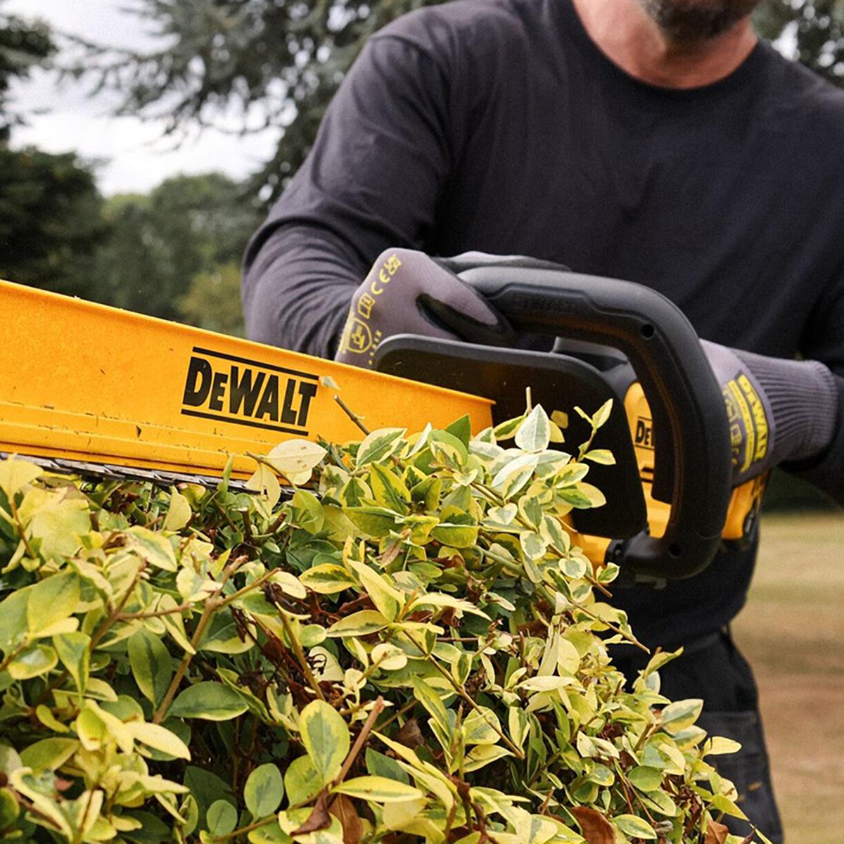 Dewalt DCMHT567P1-GB 18V XR Brushless 60cm Hedge Trimmer with 1 x 5.0Ah Battery & Charger