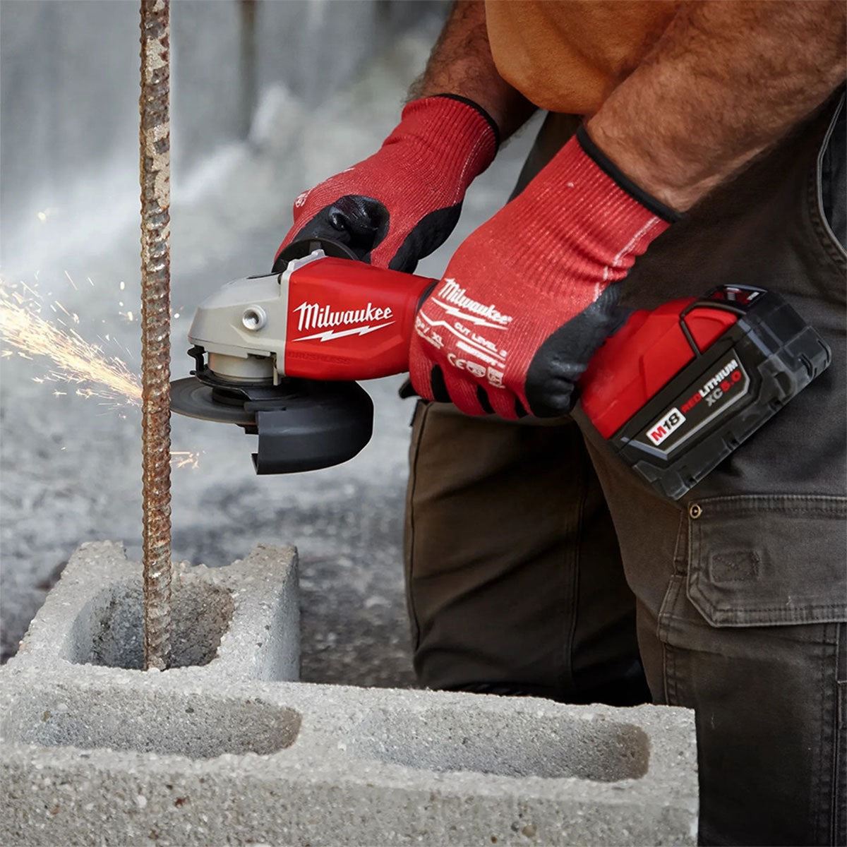 Milwaukee M18BLSAG115XPD-0 18V 115mm Brushless Angle Grinder with 1 x 5.5Ah Battery & Charger