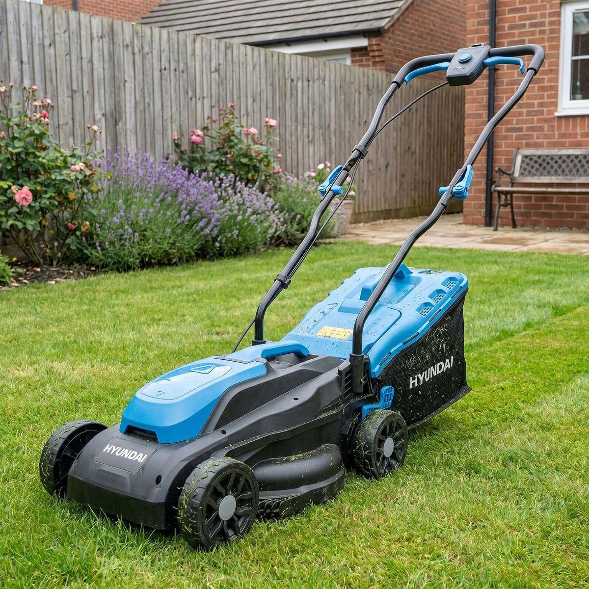 Hyundai HY20CLM33 20V Brushless Cordless Lawnmower 33cm/13 Inch With 32L Collection Bag